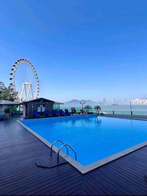 Piscina A Beira-mar, Tranquilidade E Qualidade No De Bc