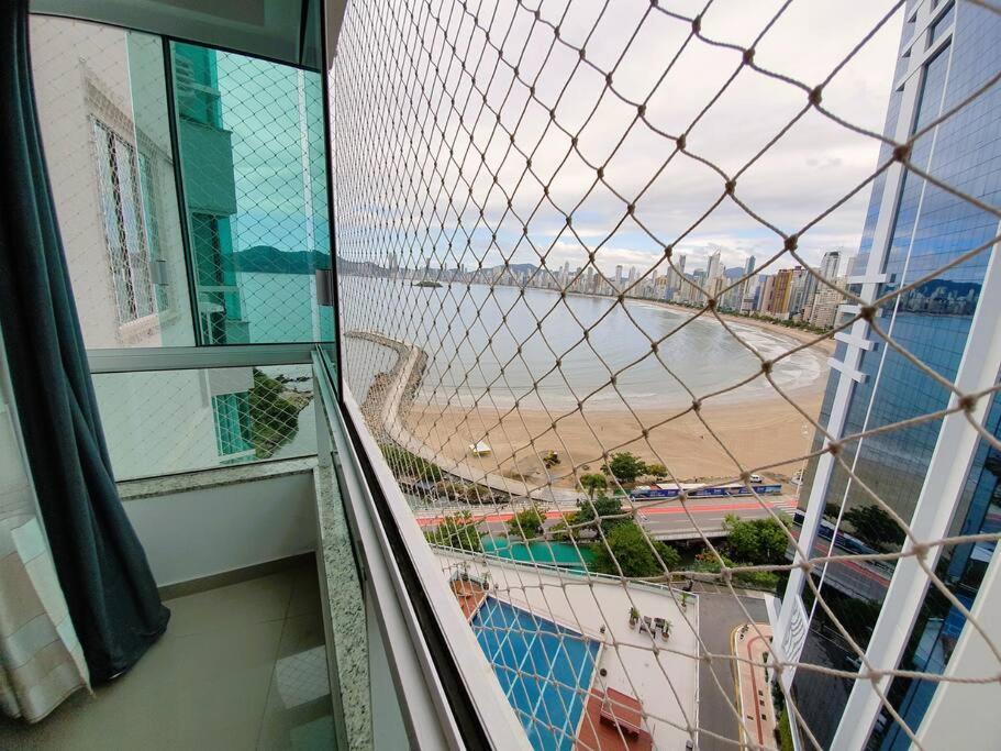 Piscina A Beira-mar, Tranquilidade E Qualidade No De Bc Balneario Camboriu